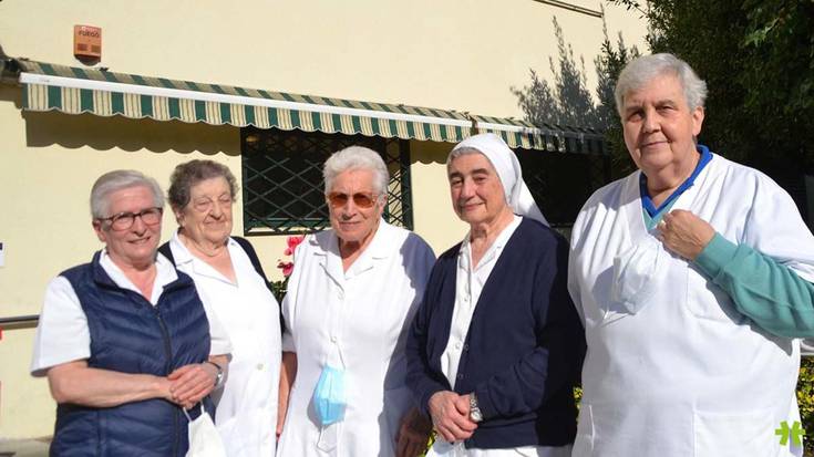 Opari eta musika doinu artean agurtu dituzte Berako zahar etxeko mojak