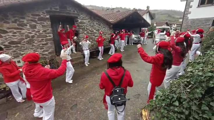 [BIDEOA] Goizuetako mozorroak jo eta su aritu dira dantzan