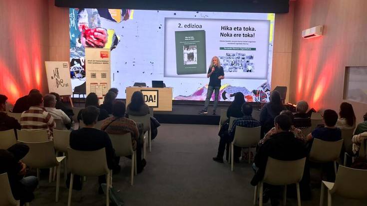 'Hika eta Toka. Noka ere toka!' liburua aurkeztu du Fernando Oiartzunek Durangoko Azokan