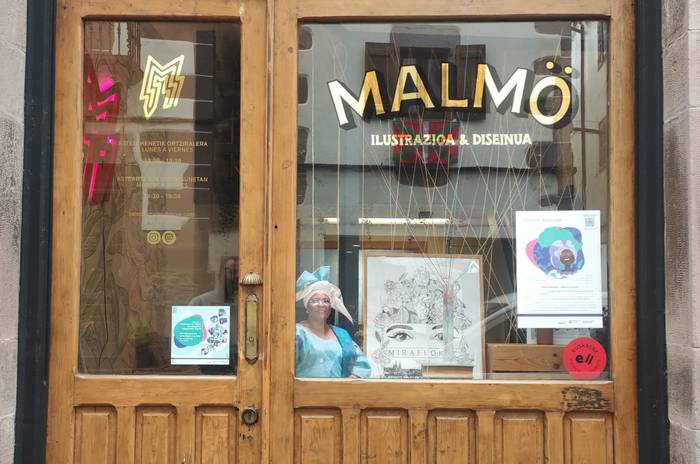 Baztango 26 saltokik erakusleihoak apaindu dituzte emakume zientzialarien omenez