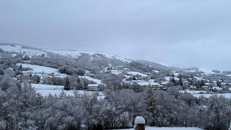 Udazkeneko lehen elurrek arrastoa utzi dute han eta hemen