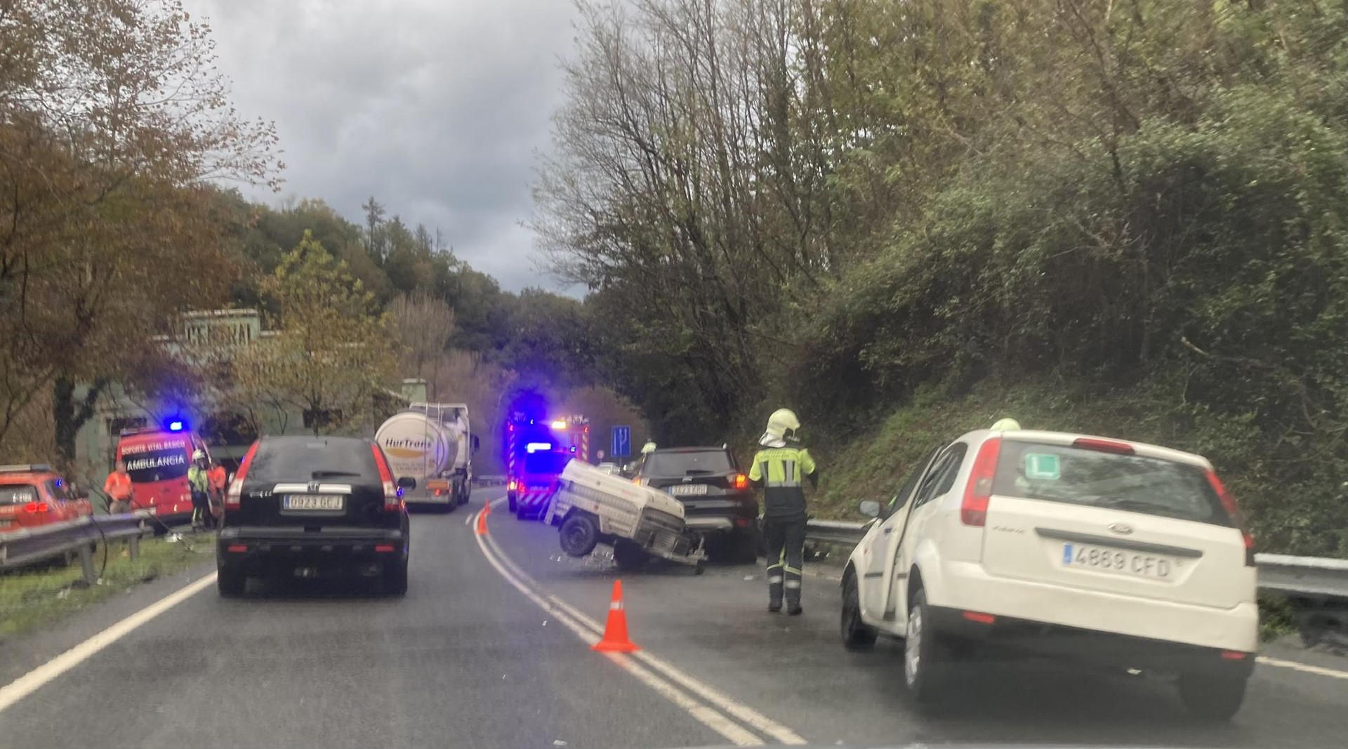 Istripua bi autoren artean Berako Nabasturengo zentralaren parean