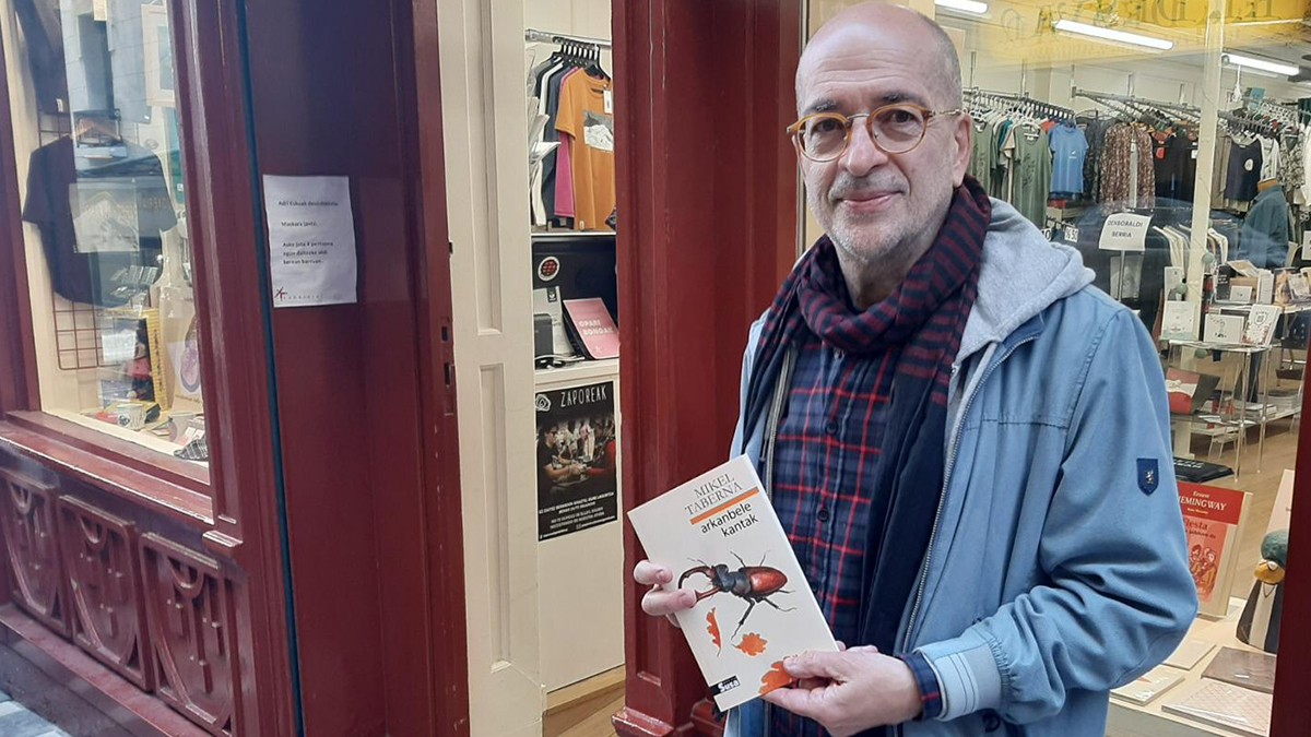 'Arkanbele kantak' poema liburua argitaratu du Mikel Tabernak