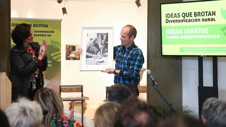 Kristina Saralegi omendu dute ‘Ideiak loratuz’ erakusketaren inaugurazioan