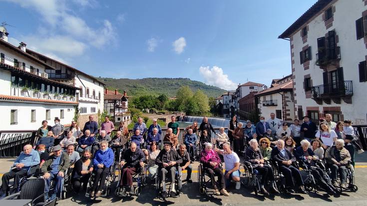 Elizondoko zahar etxeko adinekoekin paseatzera atera dira hainbat herritar