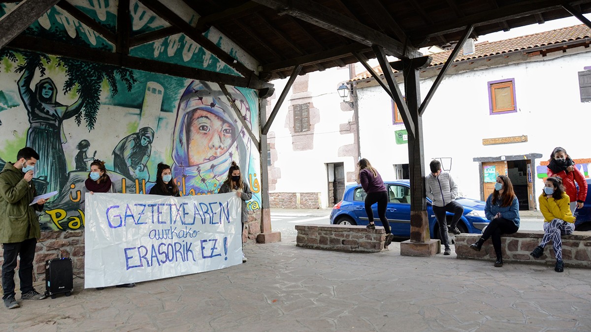 «Pelikula amerikarretako pandiletan inspiratutako  gazte desorientatu batzuen ekintza dela dirudi»