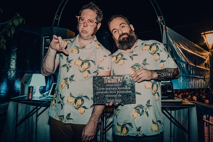 «Kantatzeko, irri egiteko eta erotzeko musika paratu izan dugu»