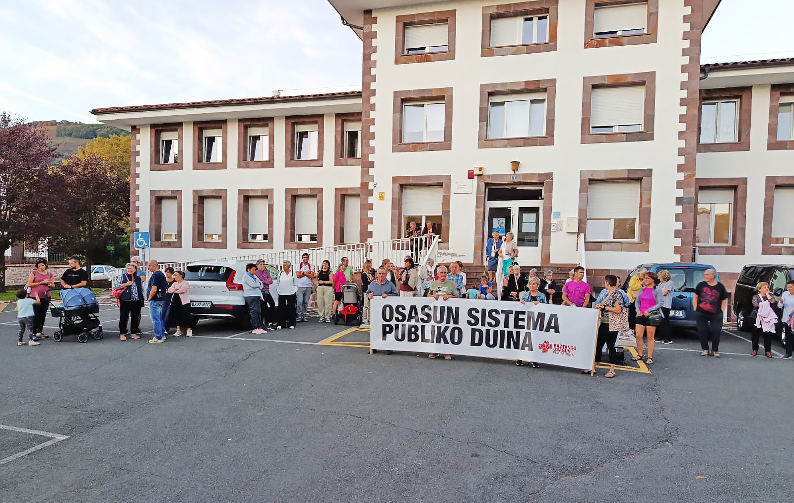 Osasun postu guziak «modu egonkorrean betetzea» eskatu du Baztango Osasun Plataformak