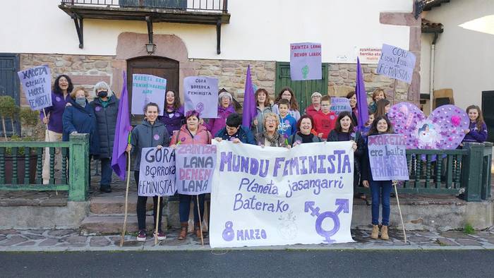 Mundu feministaren aldeko aldarria egin dute Urdazubin Emakumearen Egunean