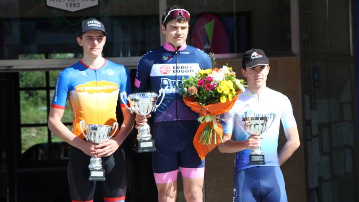 Ander Larraburu sunbildarrak irabazi du kadete kategorian Mendaroko txirrindulari lasterketa