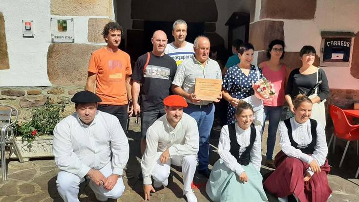 Joxe Angel Goienetxe Etxalarko albintearen agurra