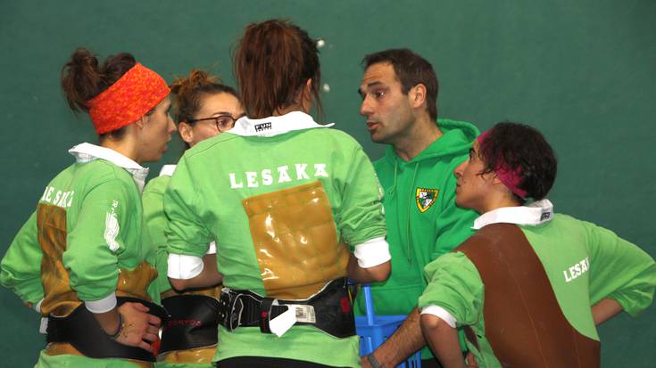 Pisu arinean ere agintzen hasi da Beti Gazteko emakumeen sokatira laukotea