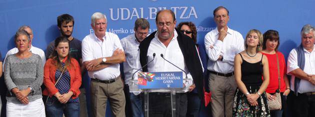 Euskal Herriko gainerako lurraldeekin batera lan egitea «ezinbertzekoa» dela iritzita, Sarako 23 hautetsik Udalbitzarekin bat egin dute