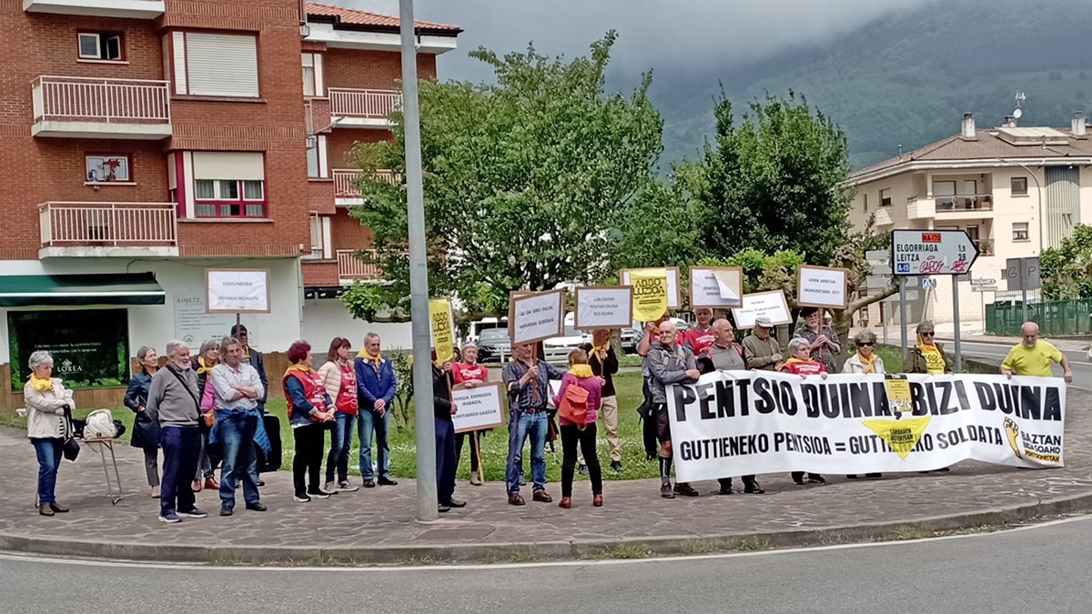 'Guttieneko pentsioa = Guttieneko soldata' leloa hartu dute pentsiodunek