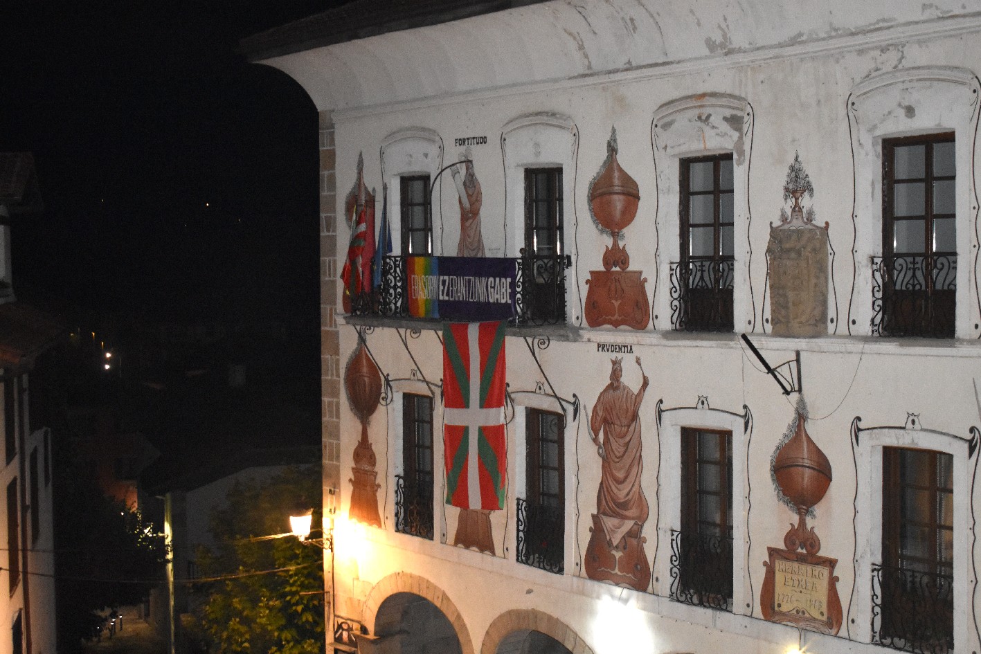 Berako herriko etxeko balkoian ikurrina paratu eta Espainiako bandera kendu egin du Ernaik