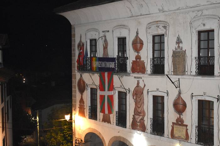 Berako herriko etxeko balkoian ikurrina paratu eta Espainiako bandera kendu egin du Ernaik