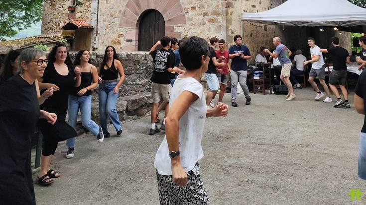 [ARGAZKIAK] 76 lagun bildu dira Legasako kantu zaharren bazkarian