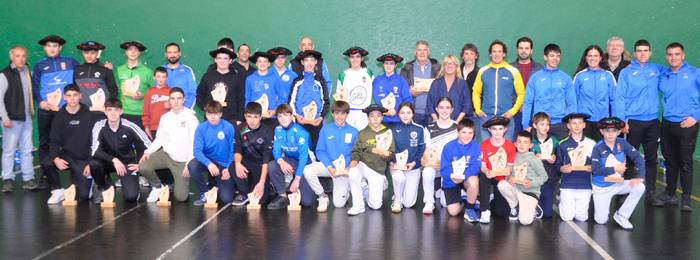 Eskualdeko pilotariek txapel uzta polita lortu dute Zizur Nagusiko lau eta erdiko pilota txapelketan