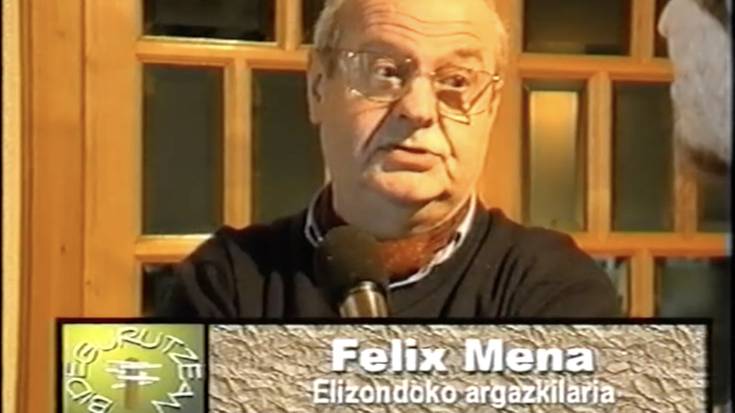 Felix Mena Irigoien Elizondoko argazkilariarekin solasean argazki makinen eboluzioaz