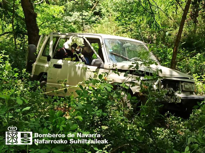 Suhiltzaileek Orabideko pista batetik amildu den gidaria erreskatatu eta ospitalera eraman dute