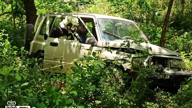 Suhiltzaileek Orabideko pista batetik amildu den gidaria erreskatatu eta ospitalera eraman dute