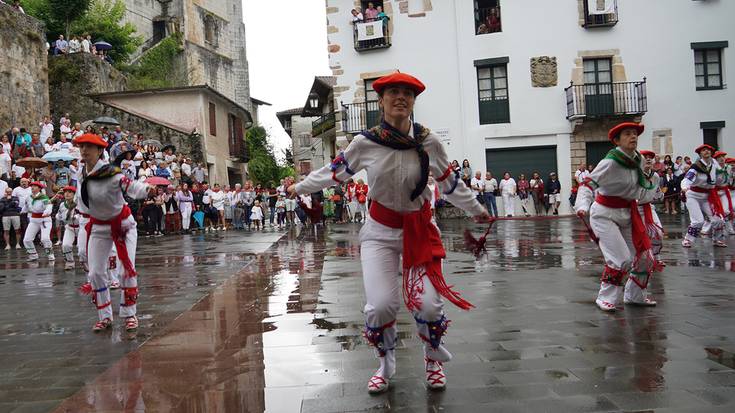 Hamahiru emakumek euripean dantzatu dute Berako Bordondantza