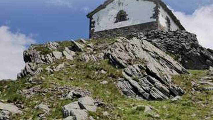 Mendaurko Trinitate baseliza eta aterpea berritzeko dena prest