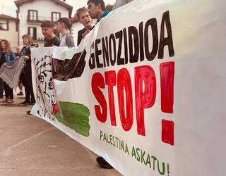 'Genozidiorik ez, gerrarik ez' lelopean elkarretaratzeak gaur arratsaldean eskualdeko hainbat herritan