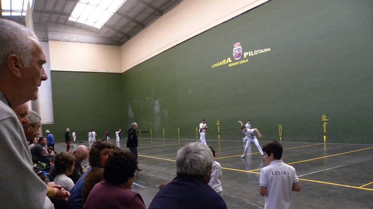 Berako Eztegara pilotalekuari larrialdi irteera berriak eginen zaizkio