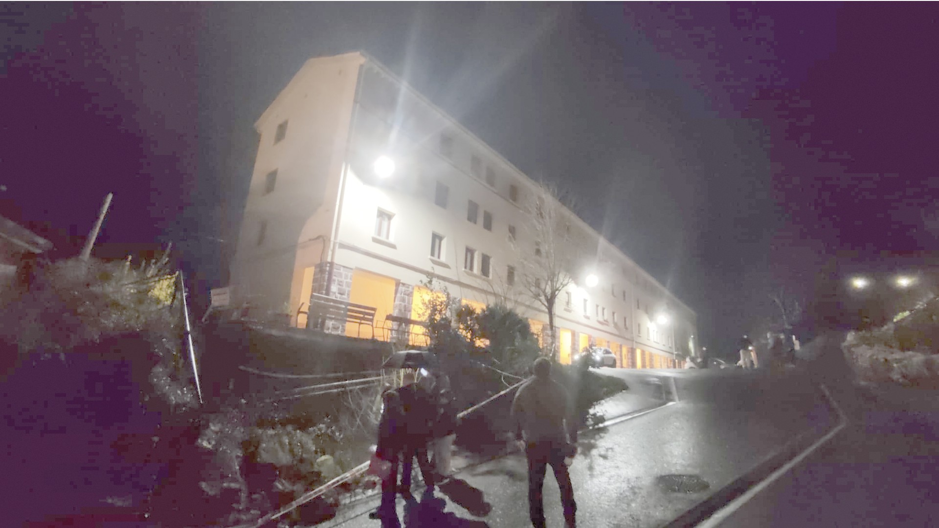Berako Plaza Zaharreko 24 etxebizitzetako bizilagunak etxetik atera dituzte, azpitik pasatzen den errekatik zulo bat azaleratu ondotik