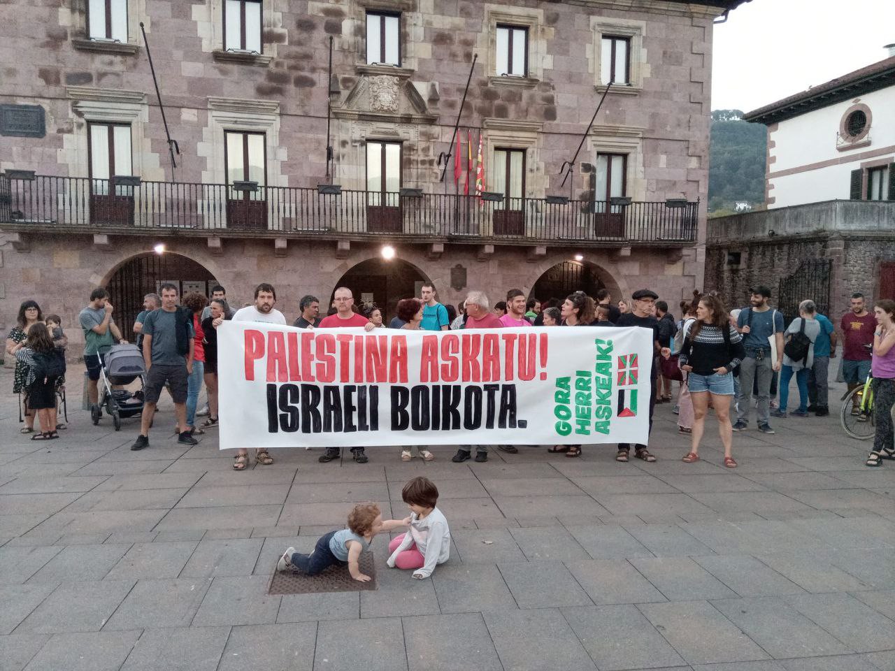 Herri palestinarrari elkartasuna adierazteko elkarretaratzea egin dute Elizondon