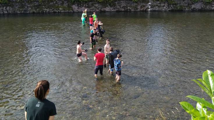 Doneztebeko institutuko ikasleak errekak garbitzen aritu dira