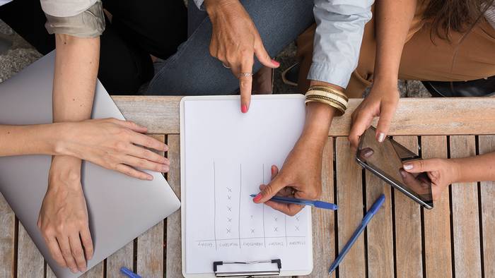 Etxegileak: obretan ere norbaitek hartu behar izaten du aginte makila