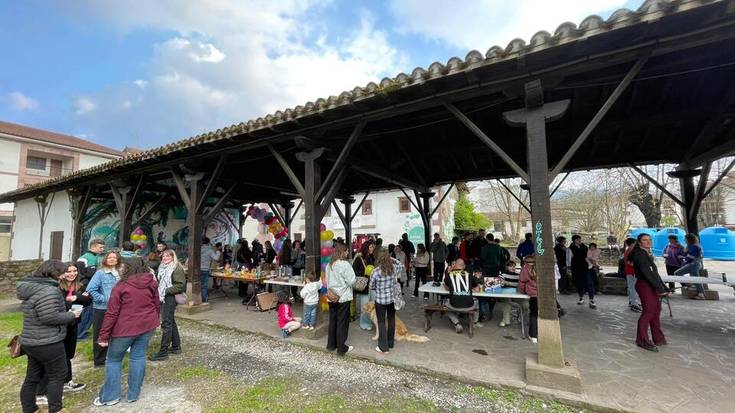 Elizondorat etorritako gazte migratzaileei ongietorria egin diete herritarrek