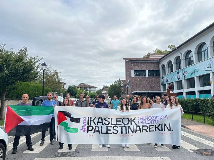 Eskualdeko zenbait ikastetxek Palestinaren aldeko elkartasun keinuak egin dituzte