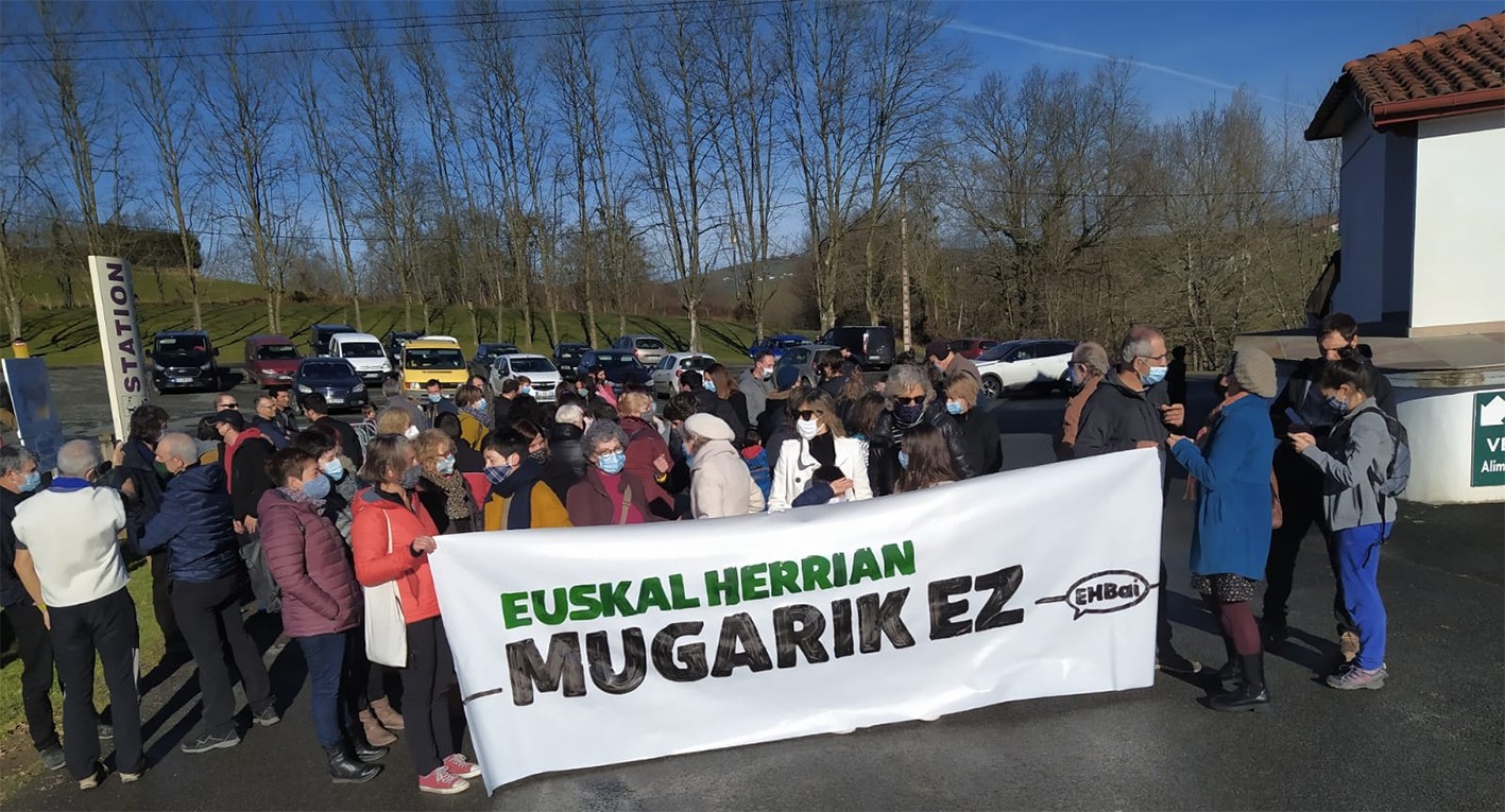 70 lagun bildu dira Sara eta Zugarramurdi artean Ipar eta Hego Euskal Herriaren arteko zortzi pasabide hetsi dituztela salatzeko