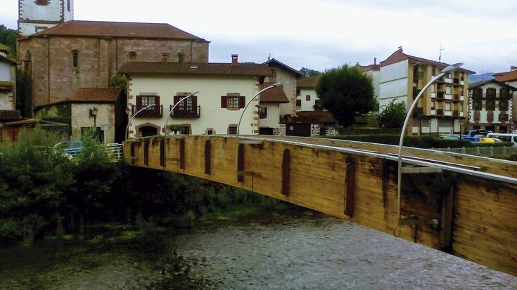 Galbaraialde errekaren gaineko egurrezko zubiak mende laurdena bete du Donezteben