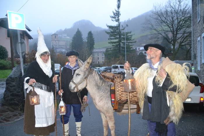 [ARGAZKIAK] Olentzeroren eta Mari Domingirien bisita izan dute Berako haurrek ere