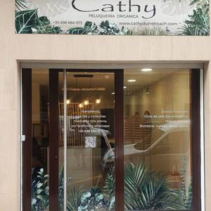 Iruñeko Cathy ileapaindegia fatxadako errotulazioa eta kristaletako biniloak