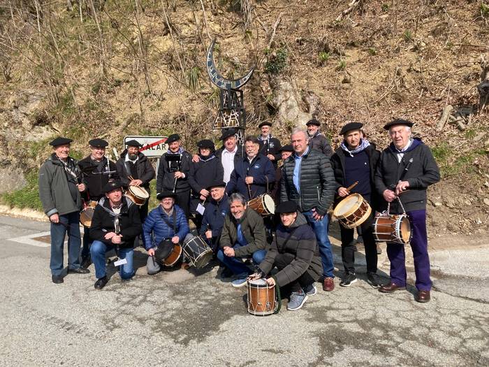 'Ilargirantz eskailerak' Josu Goiak egindako eskultura Etxalarko herri sarreran