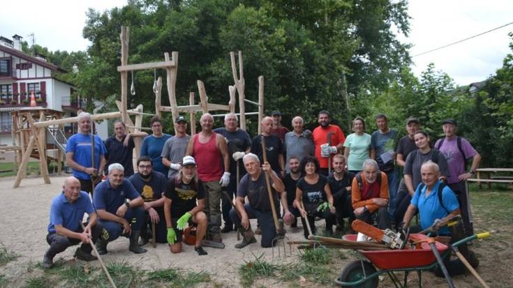 Zia erreka eta Bidasoa bazterrak garbitu dituzte auzolanean beratarrek