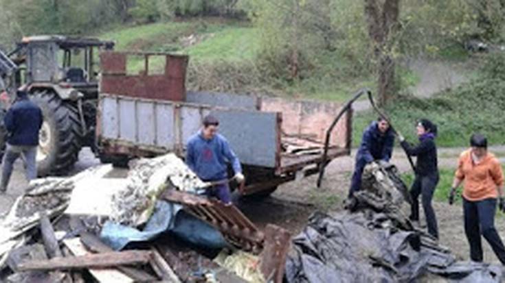 Baztango Batzar Nagusiak eskerrak eman dizkie herrietan bazterrak garbitzen ibili zirenei