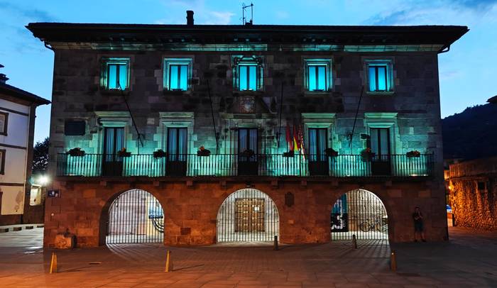 Gorroto krimeneko biktimak oroituz, argiztapen berezia eman zioten Baztango Balleko Etxeari