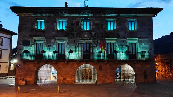 Gorroto krimeneko biktimak oroituz, argiztapen berezia eman zioten Baztango Balleko Etxeari