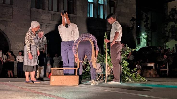 Leitzako plaza bete da 'Agur, joan da nere soñue' antzezlanaren estreinaldian