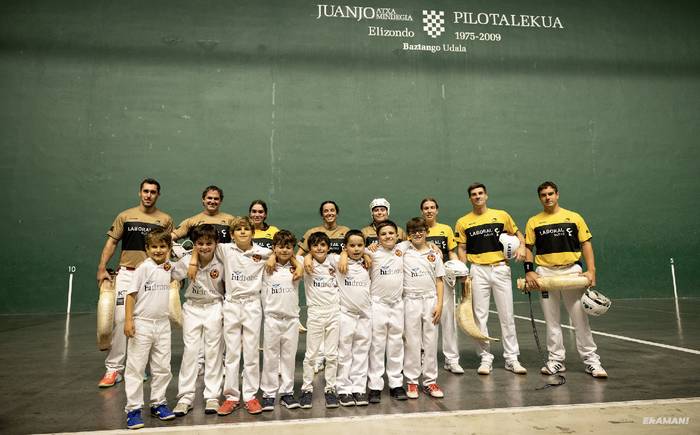 Jendetza polita bildu zen larunbatean Juanjo Atxa Mindegia pilotalekuan Baztan Jai Alai Open Series 2025 jaialdiko partidak ikusteko