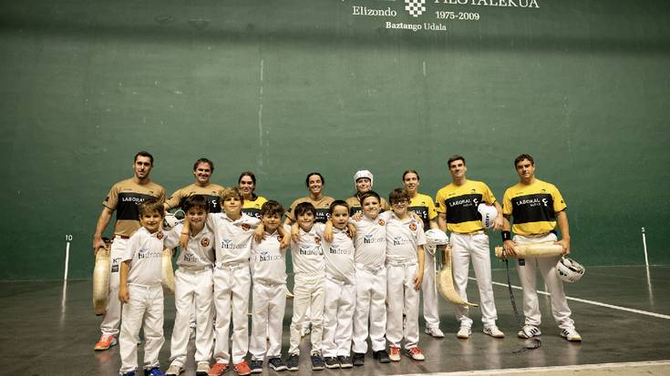 Jendetza polita bildu zen larunbatean Juanjo Atxa Mindegia pilotalekuan Baztan Jai Alai Open Series 2025 jaialdiko partidak ikusteko