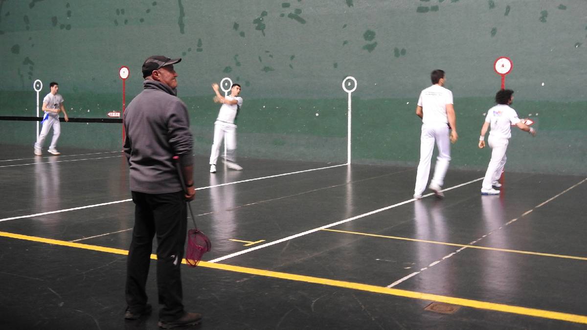 Arkupeko eskuz binakako pilota txapelketako finalak bihar jokatuko dituzte Lesakan