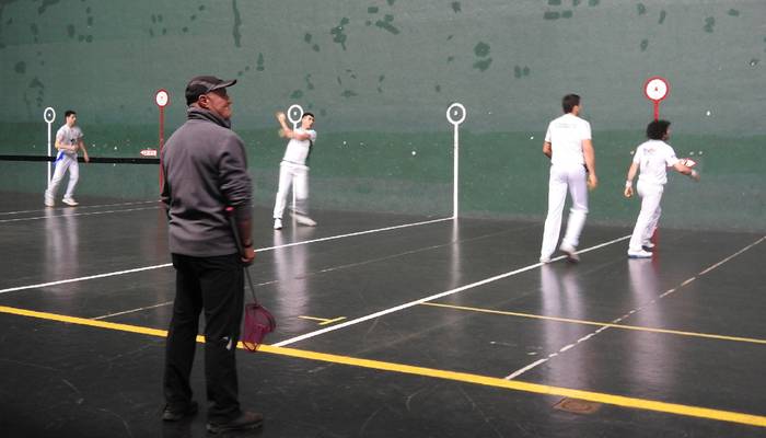 Arkupeko eskuz binakako pilota txapelketako finalak bihar jokatuko dituzte Lesakan