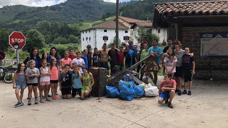 30 bat lagun bildu dira erreka garbitzeko auzolanean Zubietan